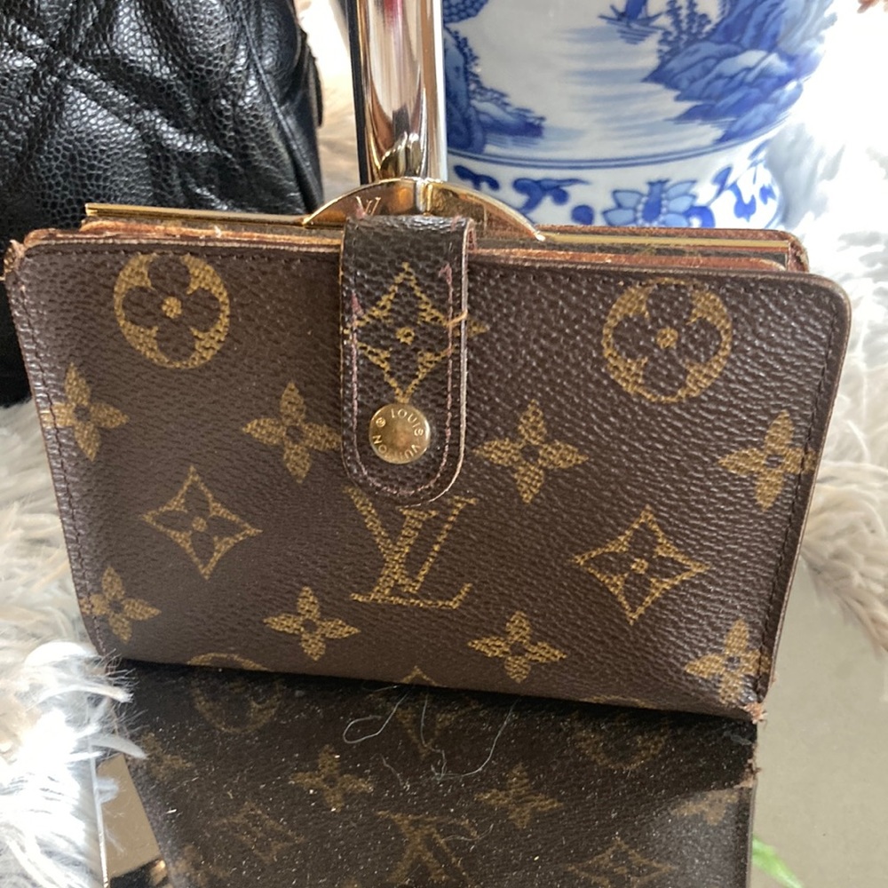 Louis Vuitton Kisslock wallet